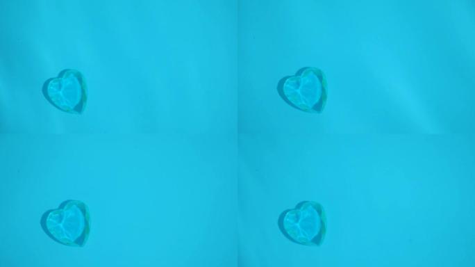 一颗心形宝石躺在海水湛蓝的海底。