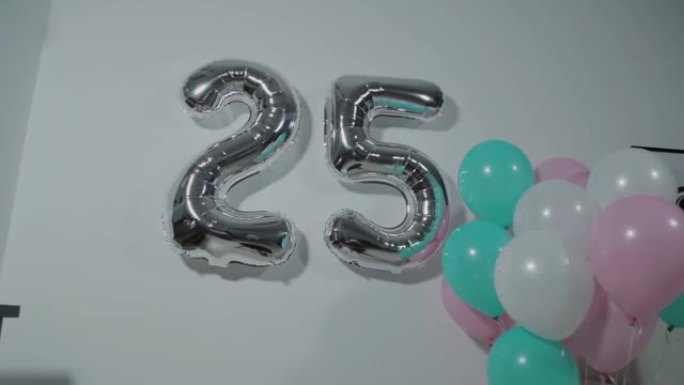 气球上写着数字25。生日