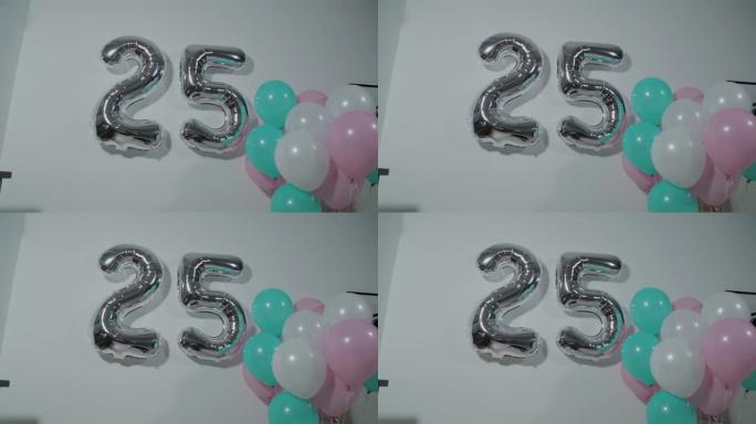 气球上写着数字25。生日