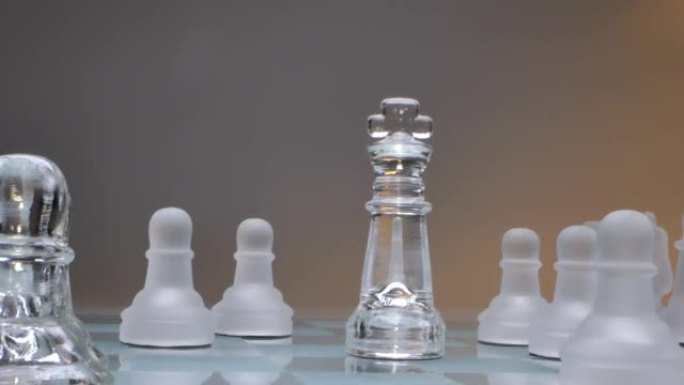 概念王与棋子站在对面，老板与下属，玻璃棋