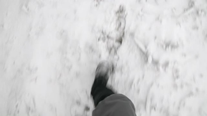 冬季徒步独自旅行者POV。在大自然中拍视频。拥抱山上。感觉的能量。回到根源。
