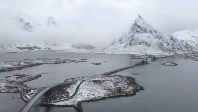 欧洲挪威诺尔兰郡罗弗滕群岛白雪山鸟瞰图。丘陵和树木，冬季的自然景观。顶视图。图案纹理背景。