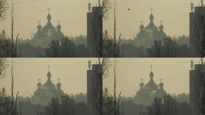 日落期间的东正教教堂有雾的天气