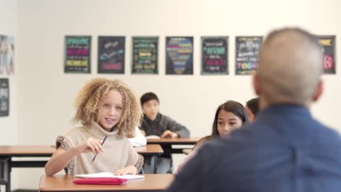 教室里的小学生语言课教学