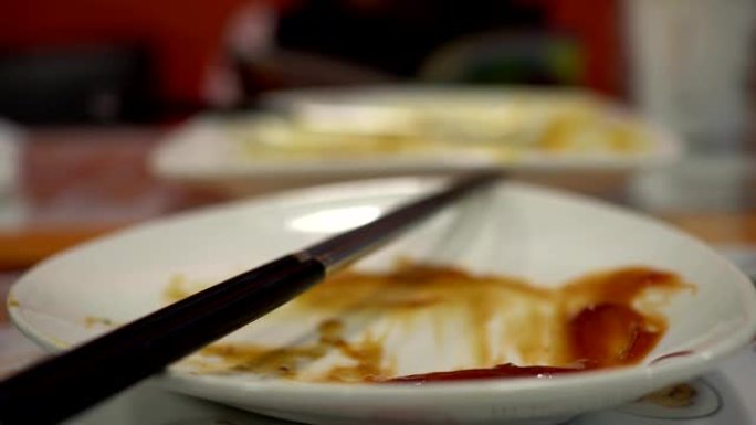 在餐厅吃完食物后空盘子。用筷子。