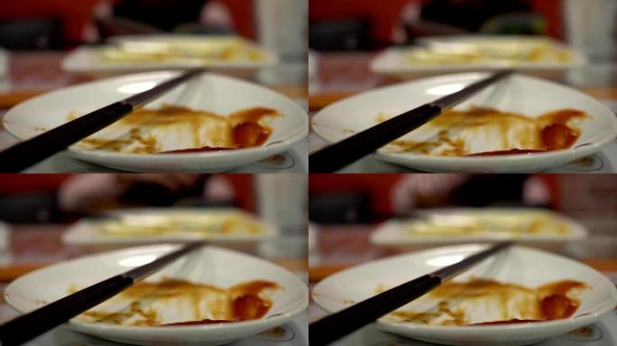 在餐厅吃完食物后空盘子。用筷子。