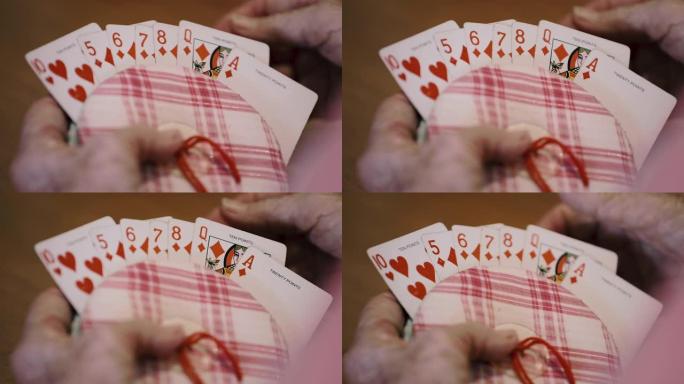 老女人在玩扑克牌——红心游戏
