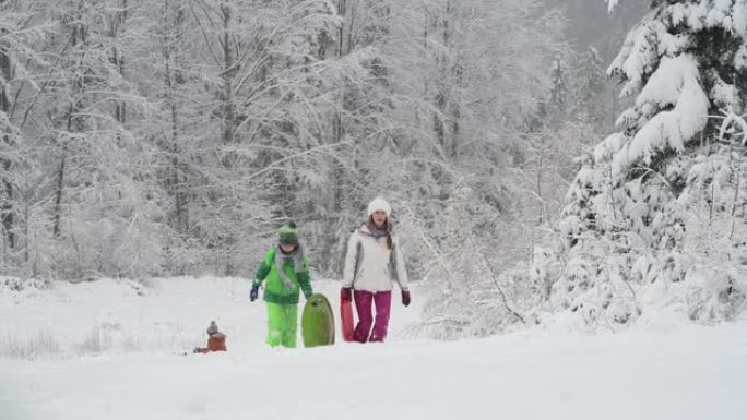 孩子们在冬天喜欢雪橇