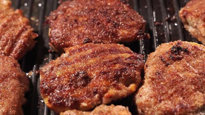 热暴躁多汁的油炸汉堡肉饼，上面放着酥脆的棕色铁锈。平底锅炒肉