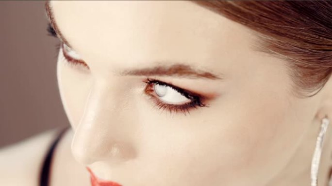 明亮的橙色化妆的女性眼睛。
