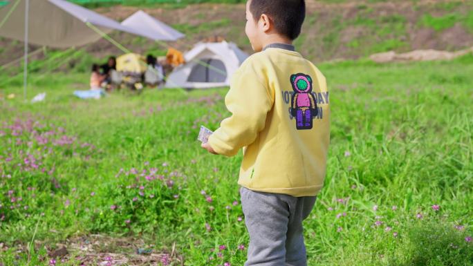 草坪上小男孩走路的背影 户外露营