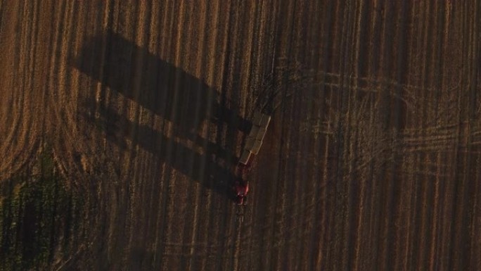 空中拍摄的叉车在一个农场收集干草堆