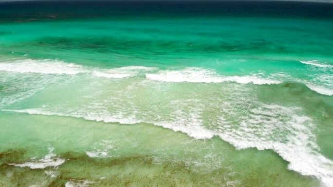 加勒比海完全绿松石水的鸟瞰图。