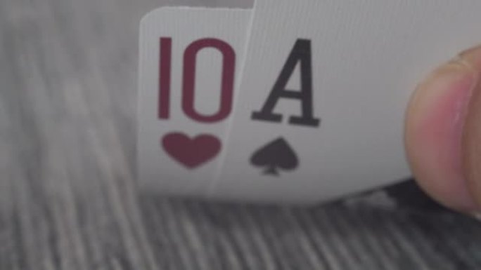 赌场桌上扑克牌的宏观拍摄