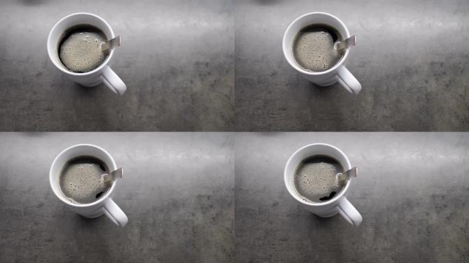 用白色泡沫和勺子放在桌子上的咖啡盖。视频4k 4096x2160
