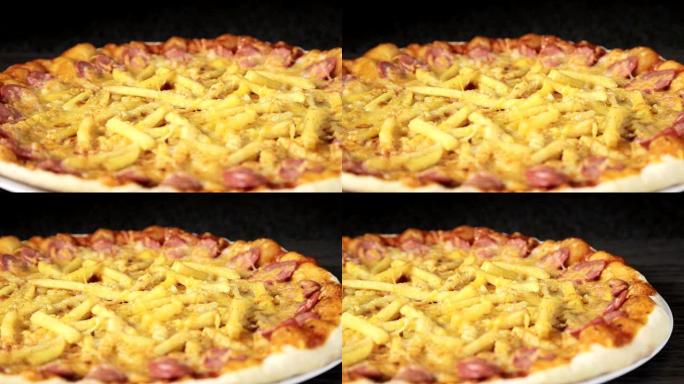在顶部的黑色背景视图中，带有奶酪西红柿，香肠和鸡蛋的比萨饼的特写镜头围绕自己旋转