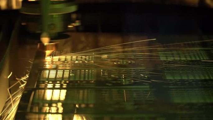 光纤激光切割机切割金属板的特写场景。