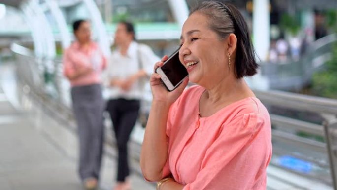 亚洲老年妇女在电话中交谈