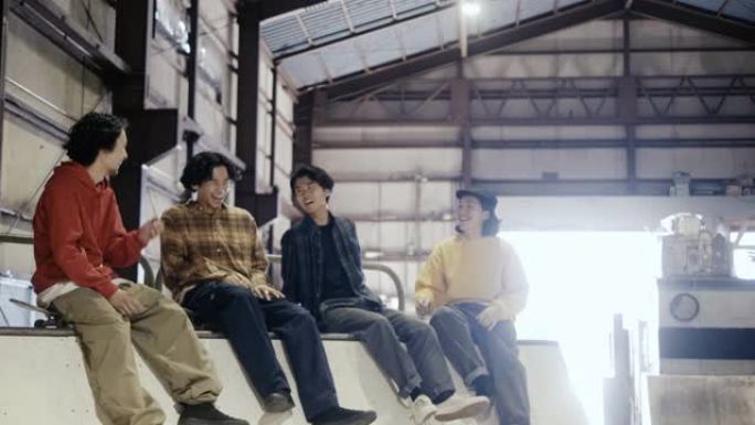一群日本滑板朋友在滑板场闲逛