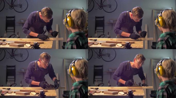 大师向男孩展示如何使用木材
