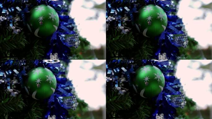 圣诞球挂在圣诞树上
