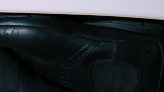 黑色皮革男鞋的特写。