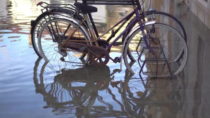 被海啸淹没的城市停放的自行车