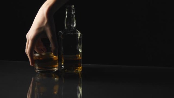 威士忌酒杯放在黑暗的吧台上