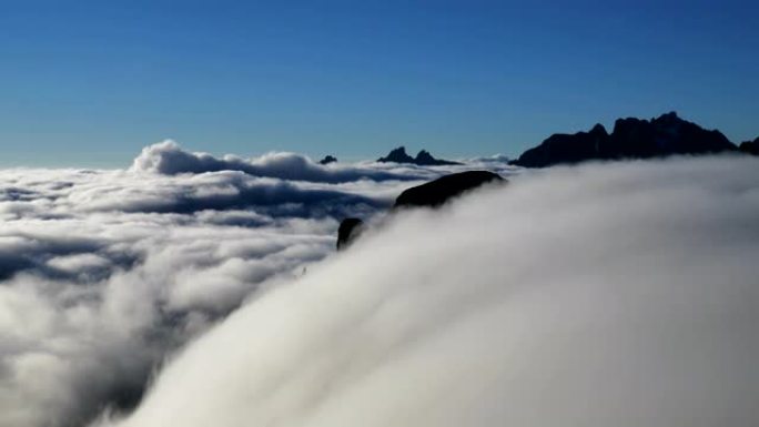 意大利多洛米蒂阿尔卑斯山的超现实主义山脉景观，薄雾笼罩着岩石峰
