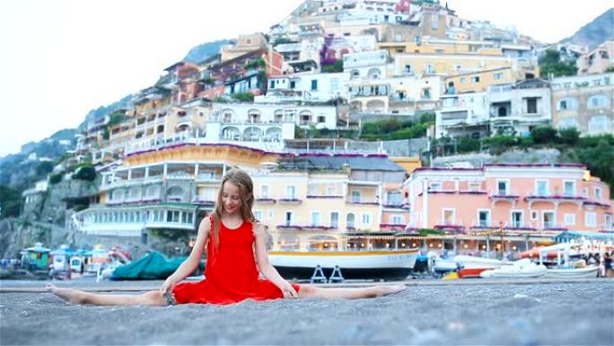 可爱的小女孩在意大利波西塔诺镇温暖阳光明媚的夏日