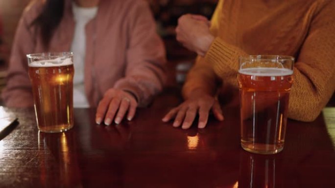 女性朋友在酒吧喝啤酒