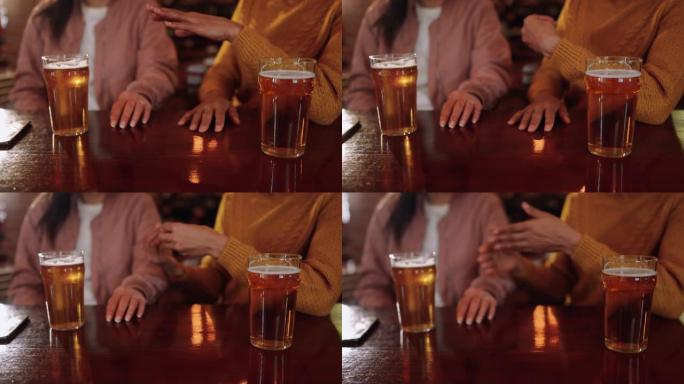 女性朋友在酒吧喝啤酒