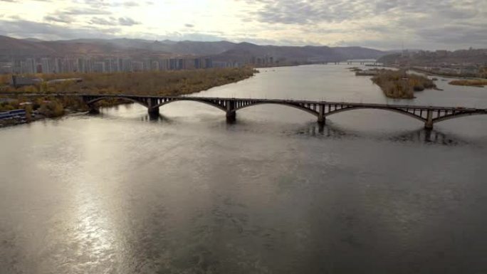 克拉斯诺亚斯克叶尼塞河上市政桥的鸟瞰图。