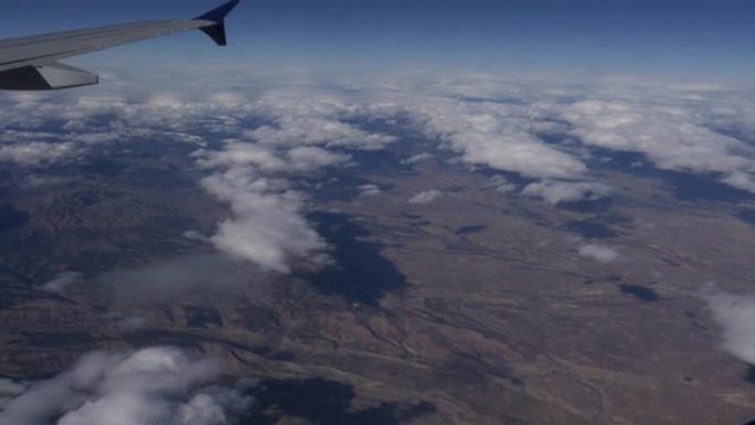 鸟瞰图美国上空的云从飞机窗口4k