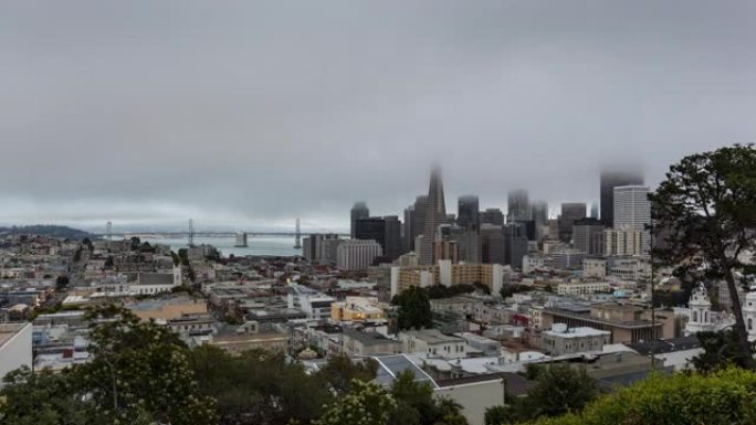美国加利福尼亚州旧金山，旧金山市中心被雾覆盖的日夜时间流逝
