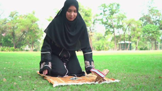 穆斯林妇女在周末在地毯国际公园祈祷