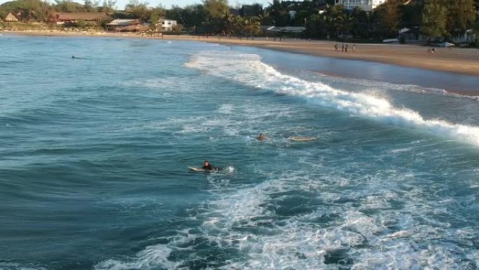 在非洲海岸冲浪大海海水浪花