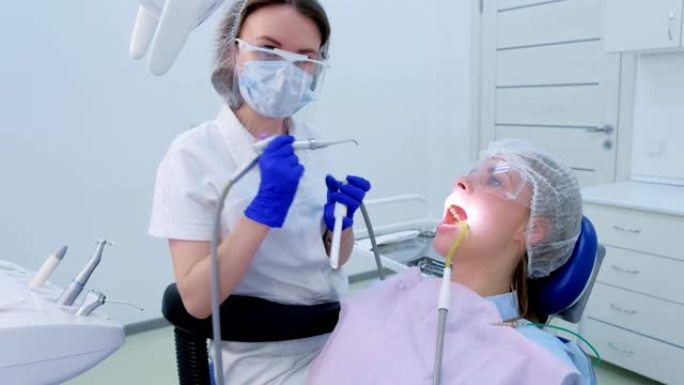 牙科保健师让超声波清洗用水倒牙给女人。