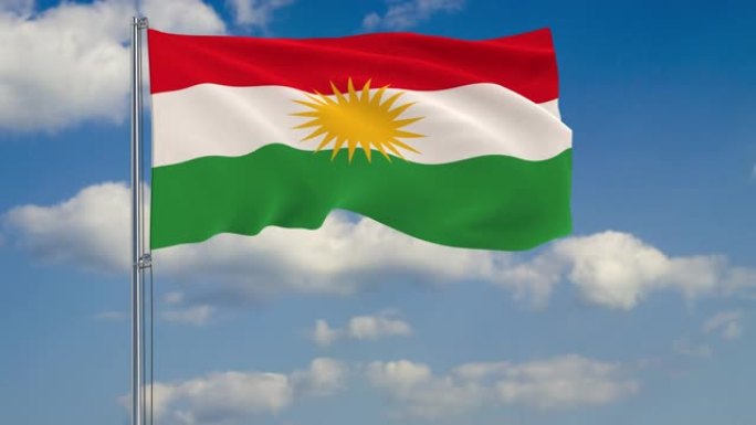 库尔德斯坦旗帜背景下的云彩漂浮在蓝天上