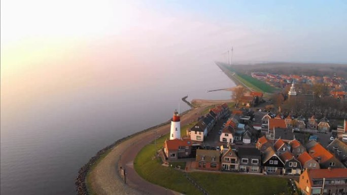 前荷兰urk Flevoland岛上Ijsselmeer湖岩石海滩上的Urk灯塔，鸟瞰荷兰老村庄Ur