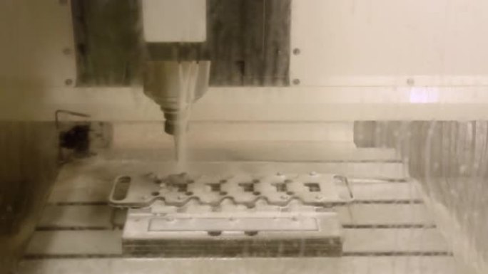 工业机器人在生产线上。金属工业中经营生产线机器。