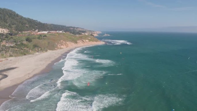 空中无人机拍摄了带有风筝冲浪者和风帆冲浪者的海滩 (加利福尼亚州太平洋海岸公路的Waddell Be