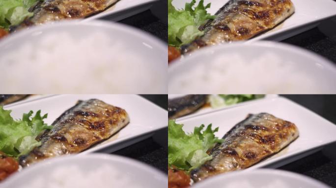 4k特写烤照烧鲭鱼，日本食谱菜单，午餐时间，亚洲美食，家庭烹饪，维生素欧米茄3，荧光灯，橙色胡萝卜，