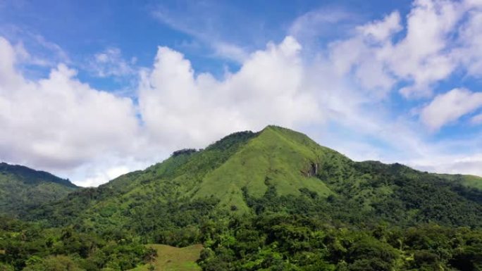 热带景观、山顶和蓝天带云