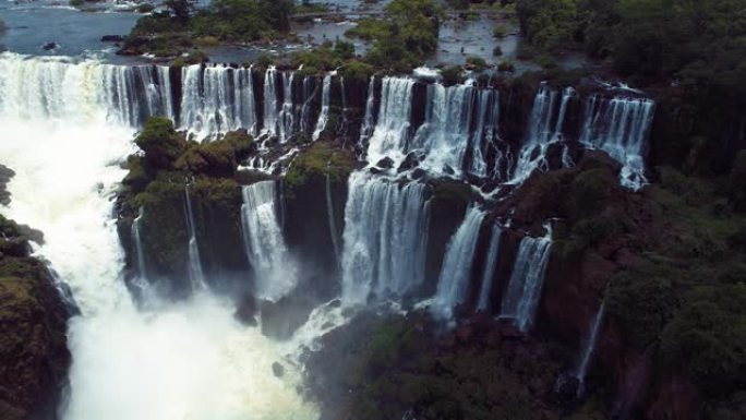 伊瓜苏瀑布的鸟瞰图，这是巴西Foz do igua ç u和阿根廷Misiones的旅游点。伟大的风