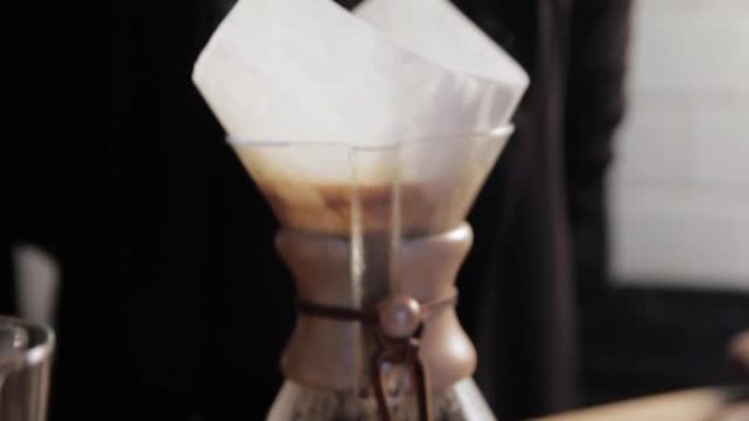 咖啡师煮咖啡。冲泡咖啡的替代方法。
