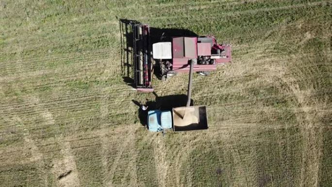 农场作业期间灌装过程的空中无人机视图。