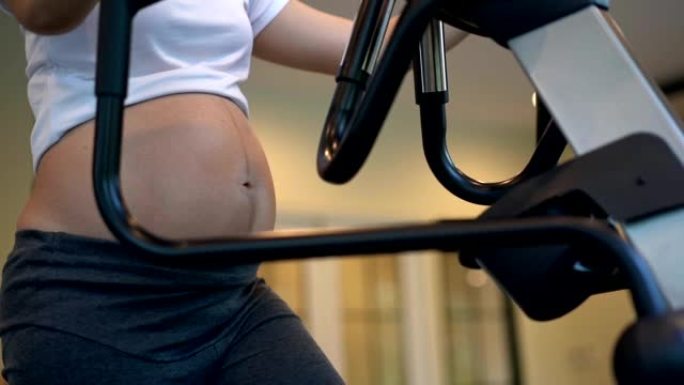 孕妇在健身中心锻炼。