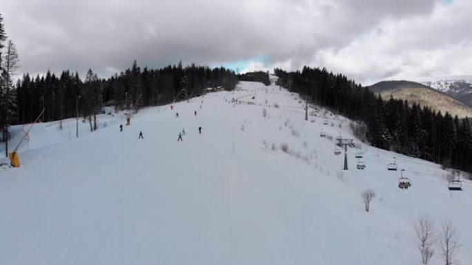 冬季滑雪场上滑雪者和滑雪缆车的滑雪场鸟瞰图