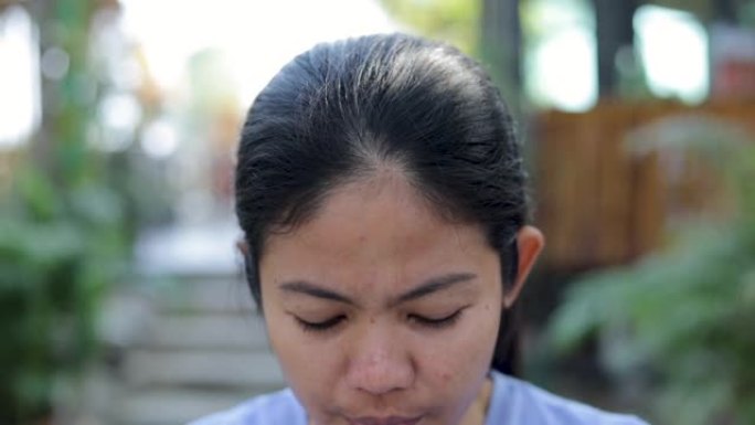 慢动作年轻亚洲妇女咳嗽和戴防护口罩，防止细菌和空气污染，保健概念